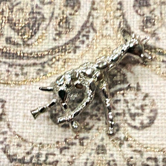 Jewelry - Silver Tone Giraffe Brooch Pin, Metal, Animals & Insects Theme, Pinback Clasp